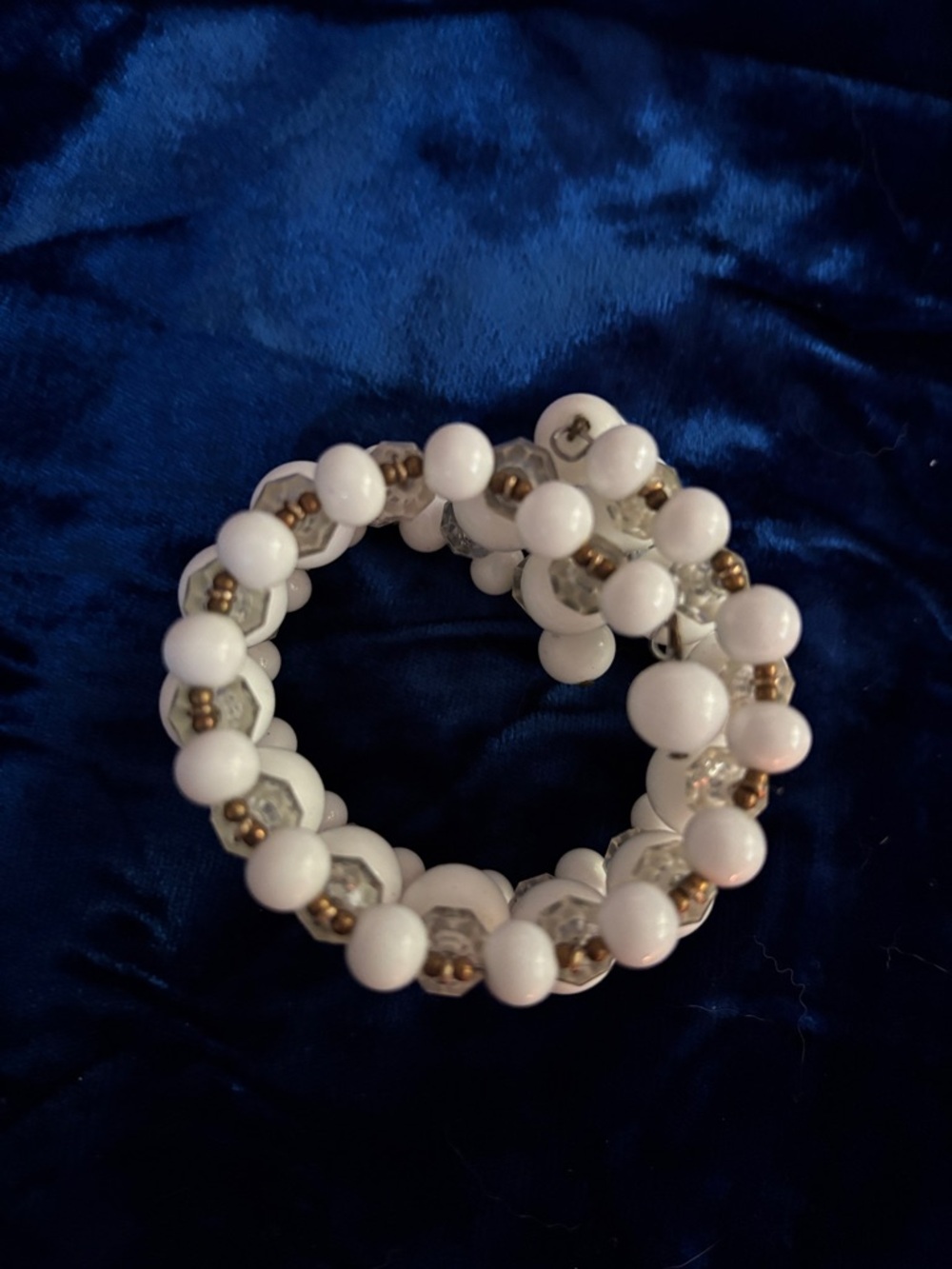 Miriam Haskell Vintage White milk beads & glass bead memory wire bracelet - Picture 3 of 7